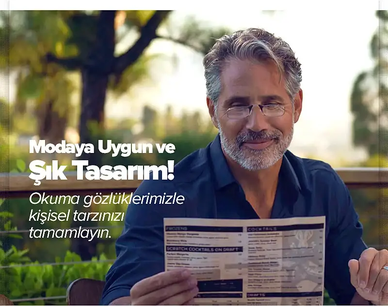 Okuma gözlüğü kullanan bir adam